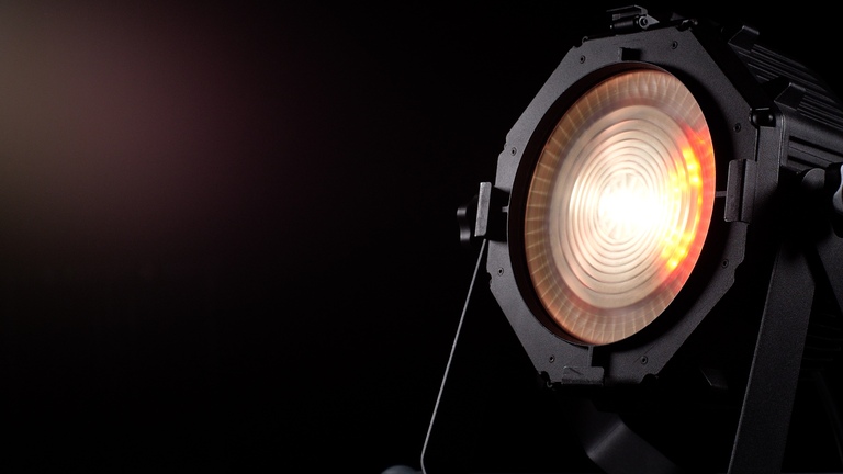 Our guide to the VDO Atomic Bold – Hybrid Lighting Fixture With Punch 